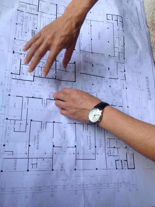 在广西客户冷库建造地现场讨论冷库设计方案